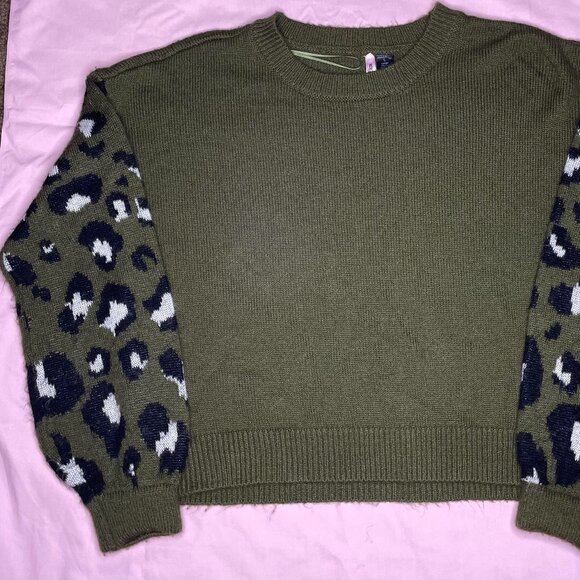 Women's Sweater - Picture 2 of 5